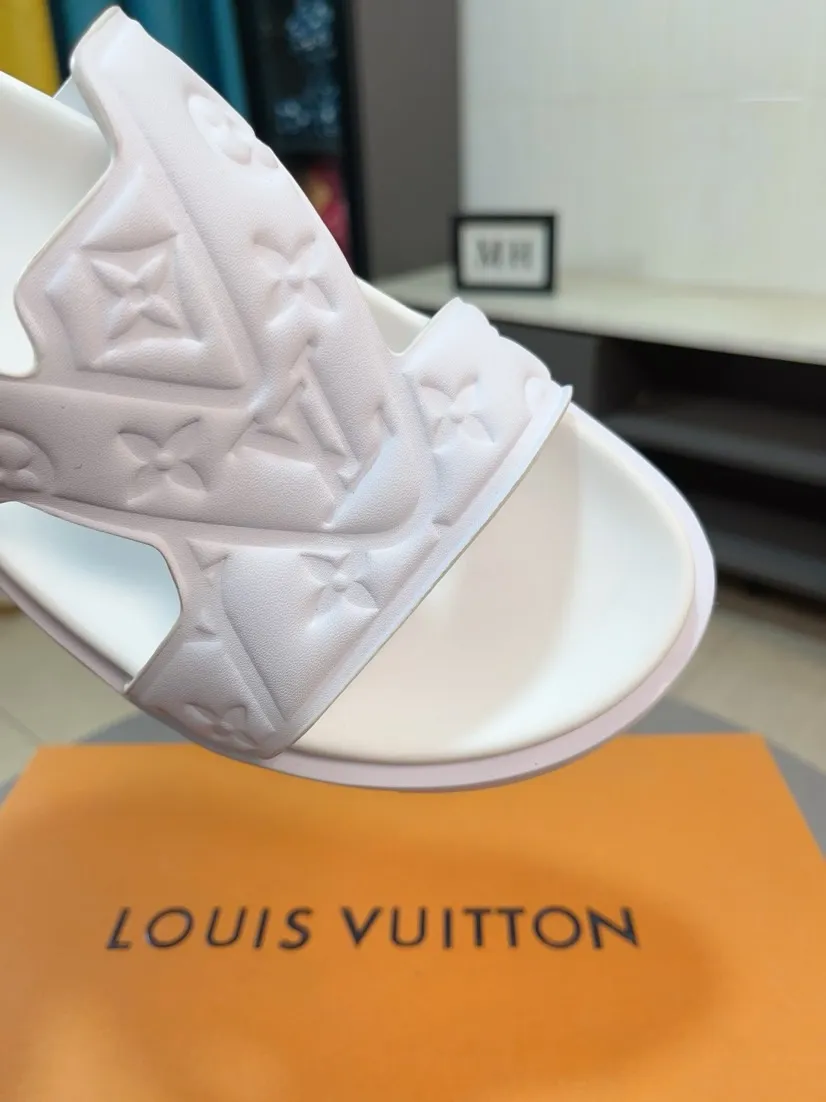 Men's shoes 💰360🌹🌹 (lv-Louis Vuitton) new men's sandals, high-end boutique, exquisite embossed logo decoration on the upper, fine workmanship, super soft soles, casual, loose and comfortable, a must-have in summer! \nsize：38-44